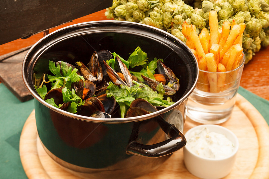 含薯条的贝类熟食营养奢华食物酒吧餐厅午餐海鲜牡蛎海洋图片