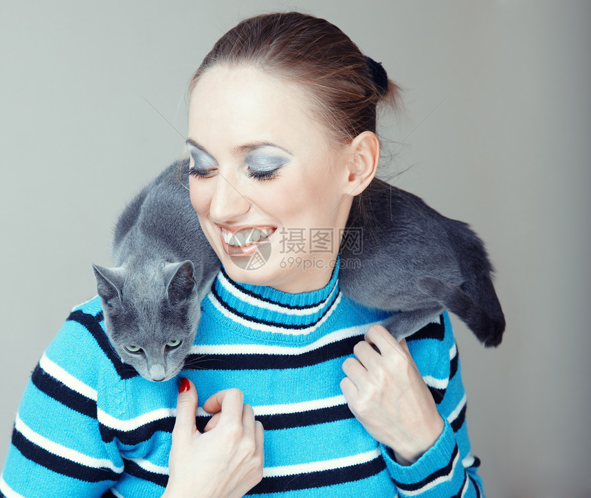 女士和猫咪猫科动物动物哺乳动物中风闲暇友谊乐趣小猫兽医眼睛图片