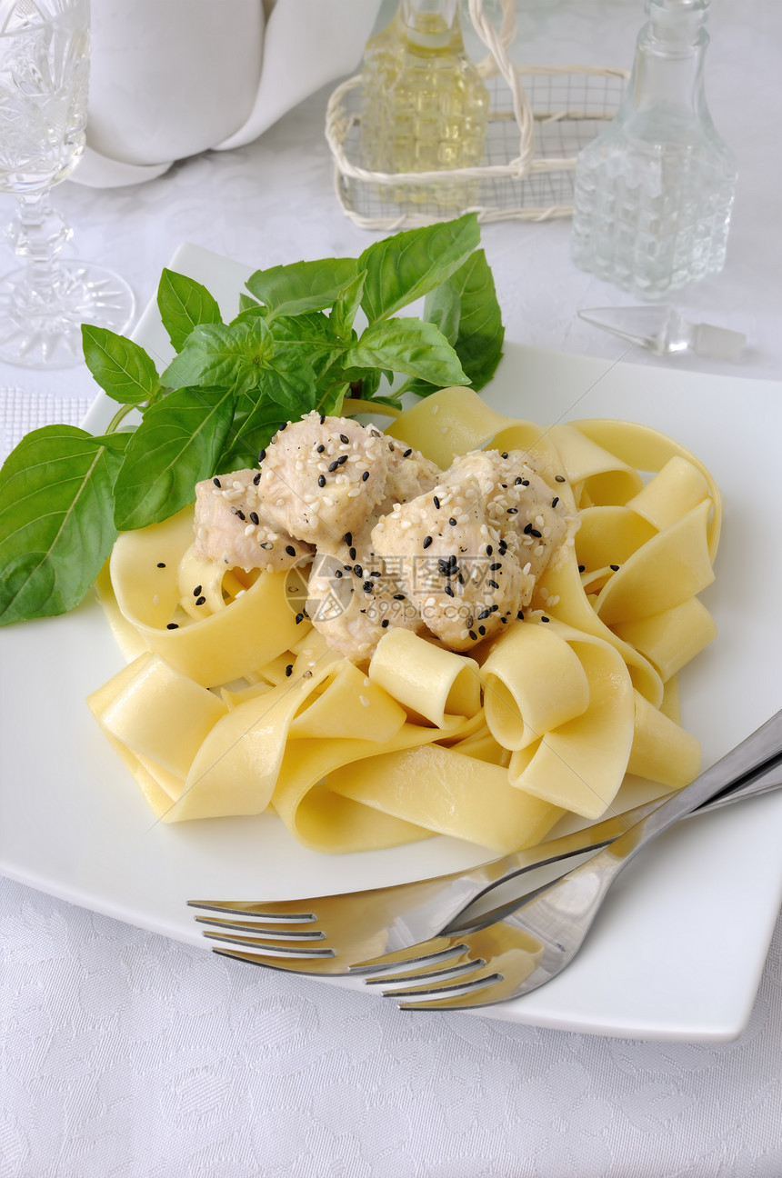 意大利意大利意面  披着奶油沙司的鸡片装饰整理咖啡店面条糖类餐厅桌子倾向小吃午餐图片