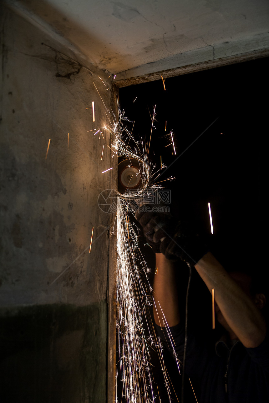螺旋圆环有火花工业金属工艺圆锯火焰工具力量工厂工作生产图片