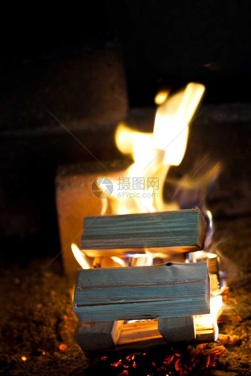 在壁炉燃烧的松木柴野火火焰炙烤营火木头日志燃料烧伤火花温度图片
