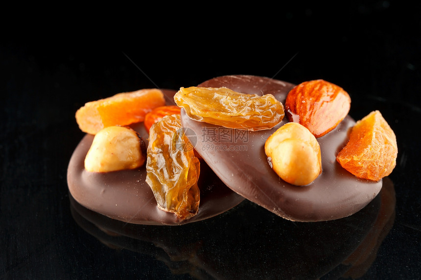 带有坚果的巧克力糖棕色小吃糖果食物营养水果酒吧美食榛子甜点图片