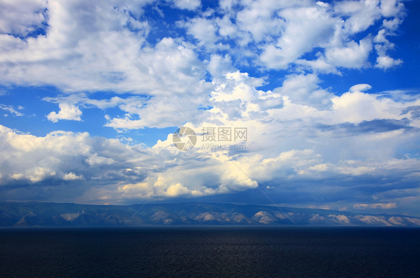 贝加尔湖天空晴天阳光太阳地平线海岸风景全景蓝色反射图片