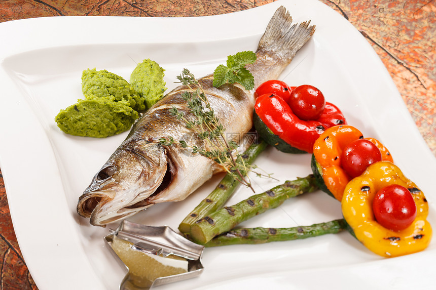 烤鱼和鱼厨房食物午餐鲈鱼用餐盘子油炸餐厅草本植物胡椒图片