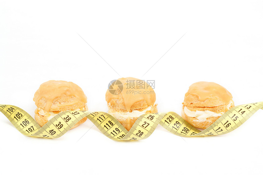 缩水 焦糖蛋糕和测量胶带的概念蛋糕面包减肥糕点损失磁带饮食诱惑重量数字图片