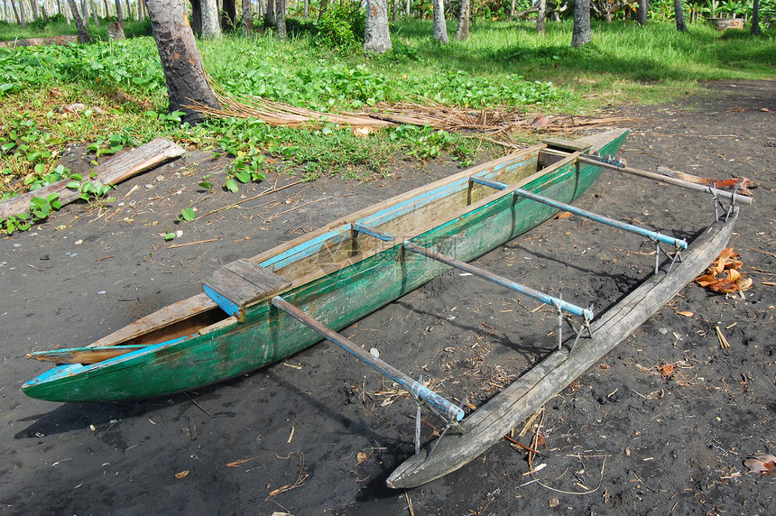 海岸海岸的独木舟图片