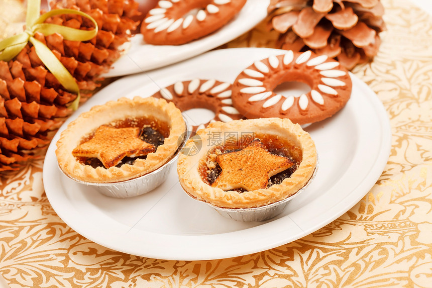 圣诞节甜点锥体巧克力食物照片金子丝带香料水果文化蛋糕图片