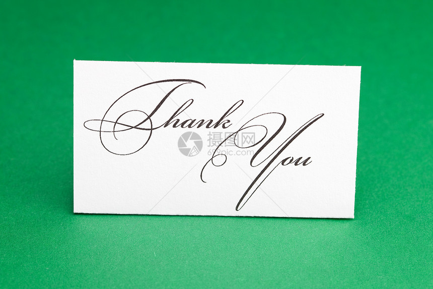 在绿背景下签名的感谢卡 感谢您礼物绿色回应桌子空白水平感激问候语摄影墨水图片