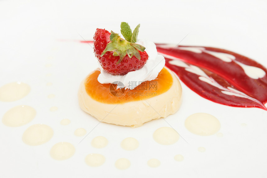 用草莓做的意大利番茄饼甜甜点桌子棉花薄荷明胶食物糖浆叶子奶油状美食玻璃图片