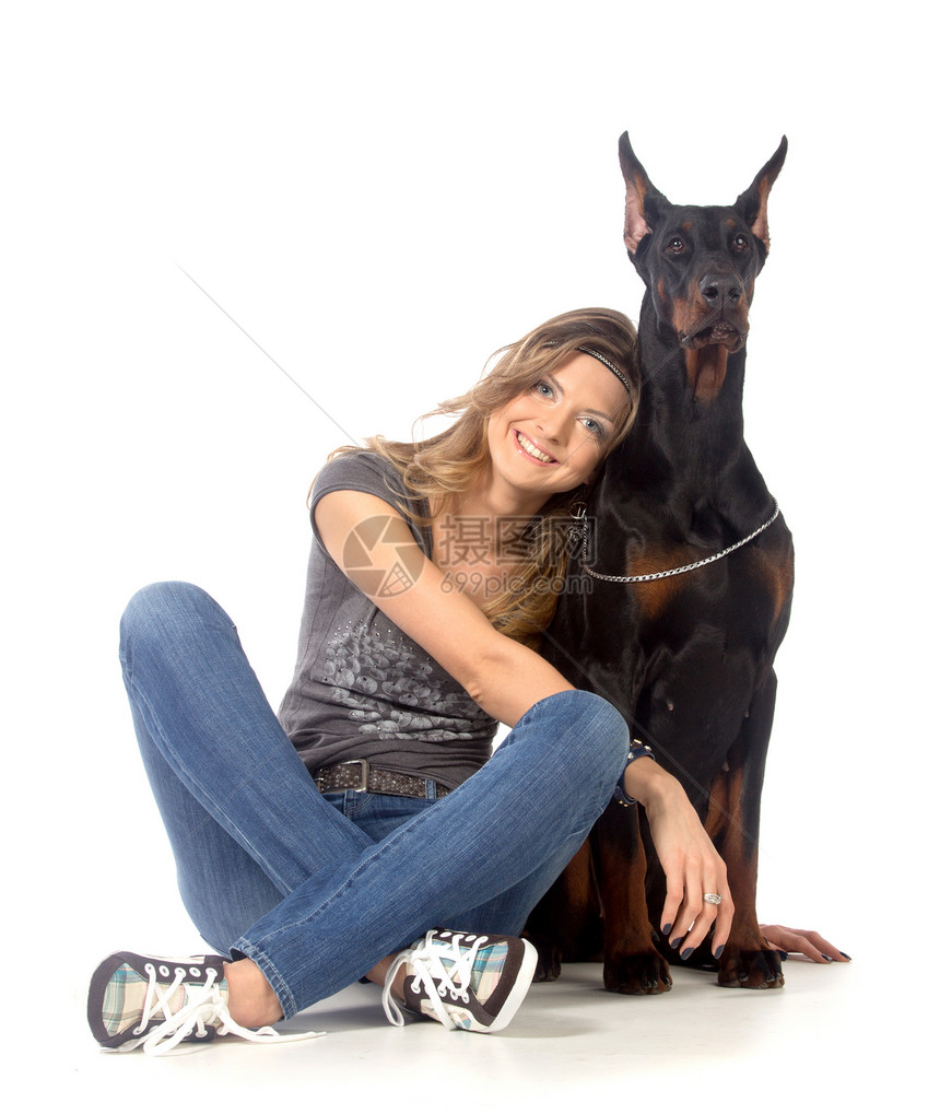 带黑色多伯曼狗的年轻女子工作室女士短毛金发团队小狗中年动物拥抱猎犬图片