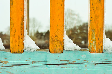 雪上扶栏的雪背景图片