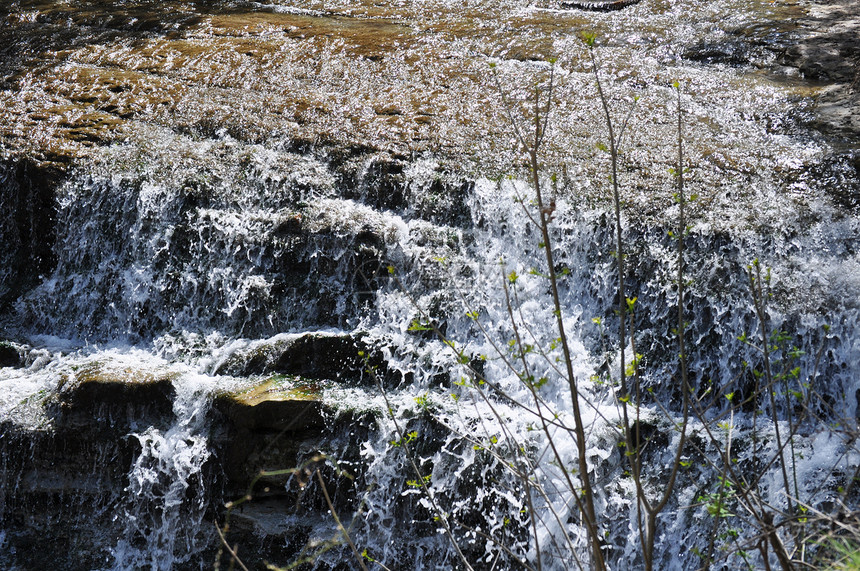 得克萨斯州Chalk Ridge瀑布树木岩石叶子图片