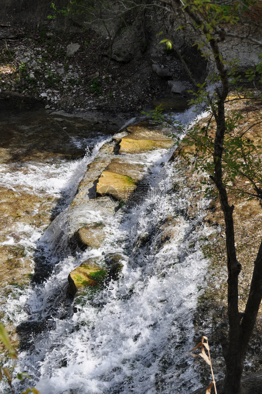 得克萨斯州Chalk Ridge叶子岩石瀑布树木图片