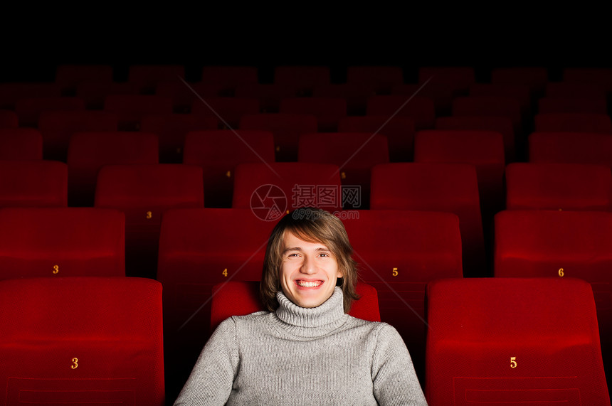 电影院里的男人女性眼镜爆米花享受幸福男性观众微笑乐趣电影图片