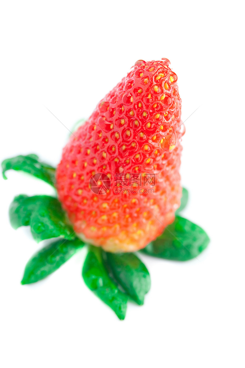 多汁的红红色成熟草莓 水滴随心所欲地分离叶子宏观甜点早餐生活盘子美食食物框架水果图片