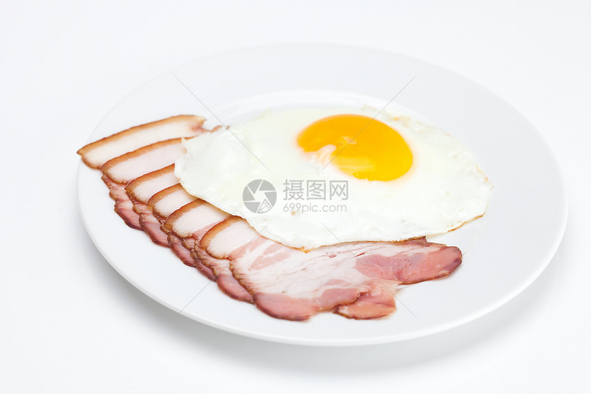 和炸鸡蛋在盘子上 孤立在白色橙子眼睛猪肉美食晴天食品早餐润滑脂黄色油炸图片