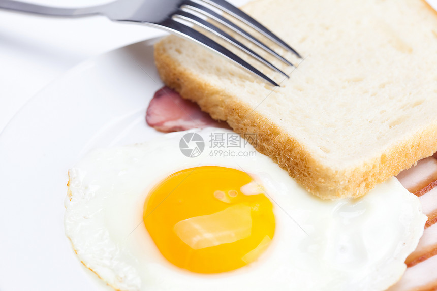 餐盘 叉叉和面包上的炒鸡蛋培根眼睛食物食品美食晴天润滑脂盘子早餐橙子油炸图片