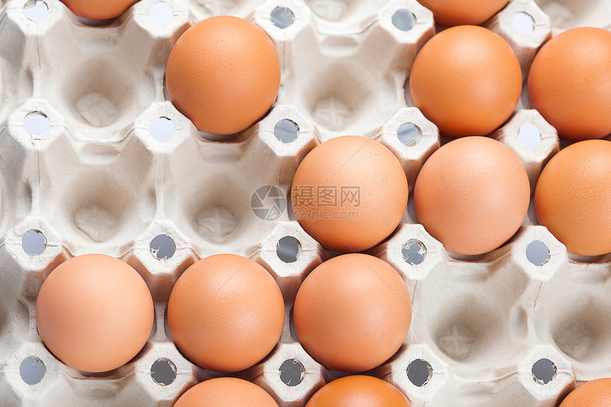 在包件中的鸡蛋 在白色上隔开营养团体食物棕色店铺包装盒子早餐生产市场图片