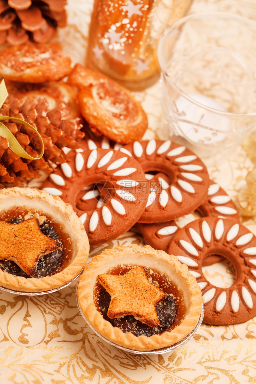 圣诞节甜点巧克力文化食物照片水果香料蛋糕锥体星形丝带图片