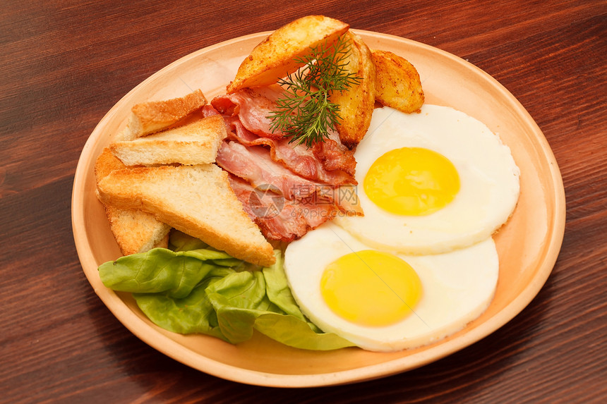 早餐好吃美味猪肉油炸黄色土豆火腿面包红色盐渍餐厅酒吧图片