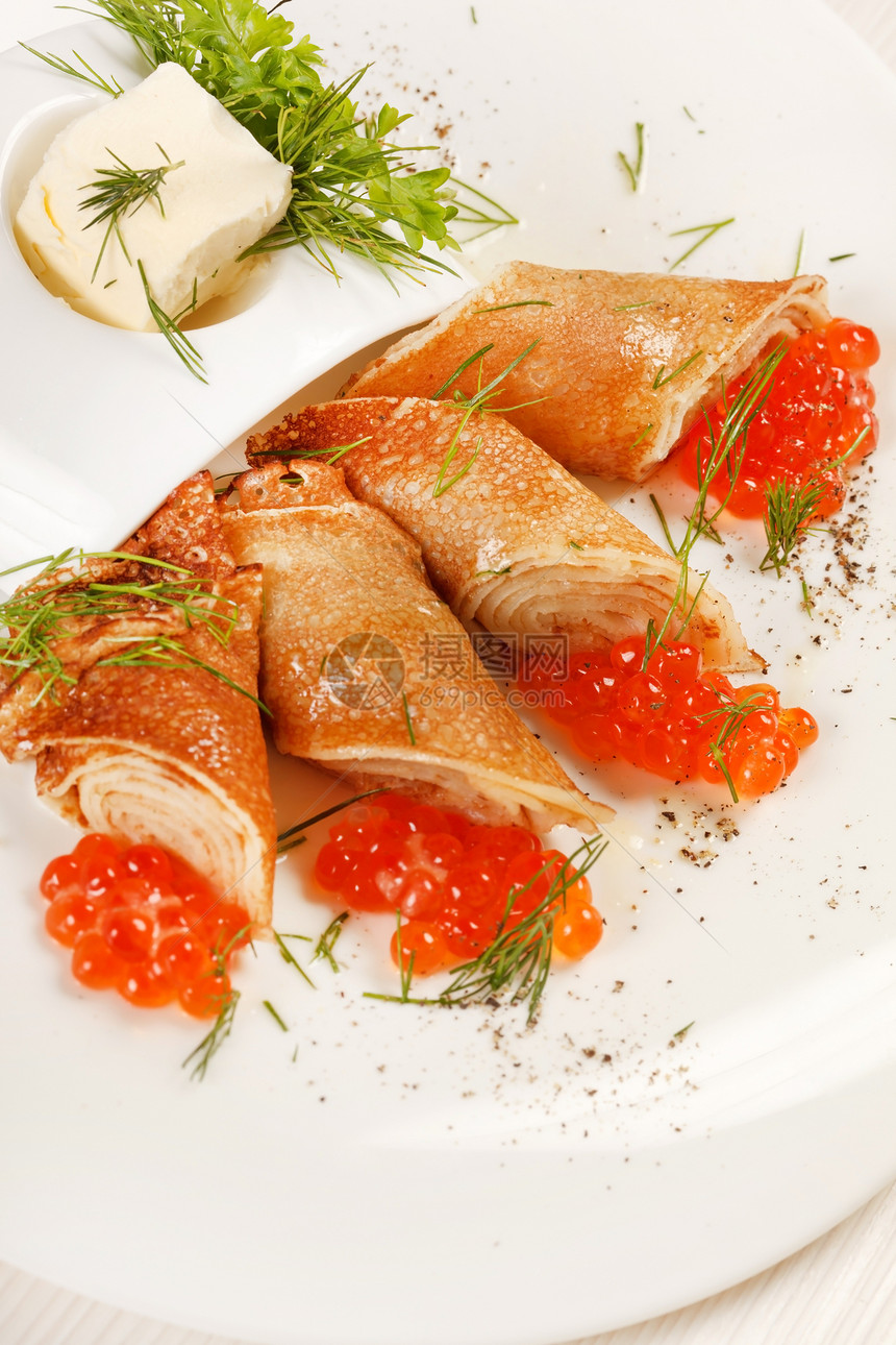 用鱼子酱煎饼沙拉红色蔬菜海鲜黄油熏制饼子派对食物盘子图片