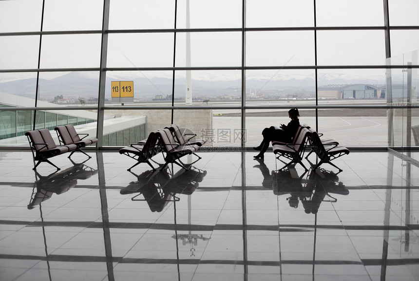 在机场有座位的候诊室行李地面旅行房间休息室飞机场休息商业飞机民众图片