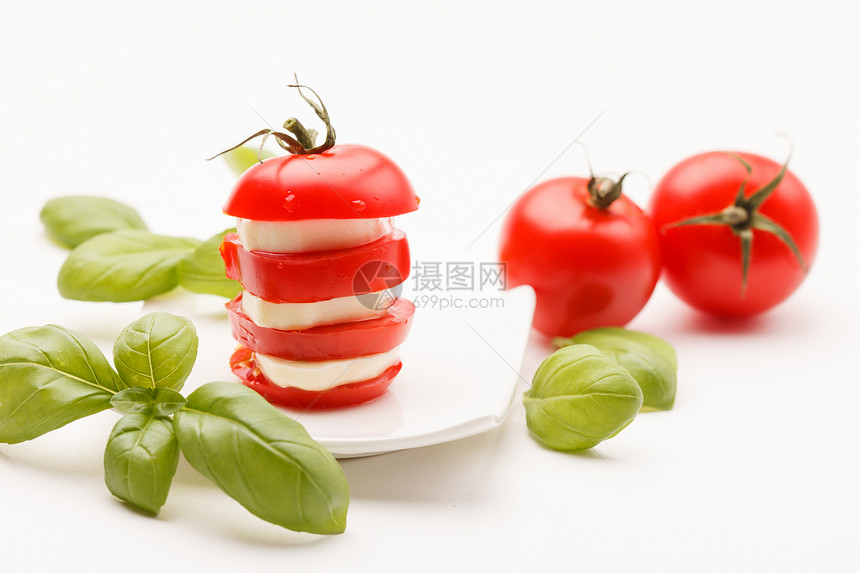 番茄和莫扎里切片 配有叶绿色营养产品小吃沙拉食物圆形美食饮食红色图片