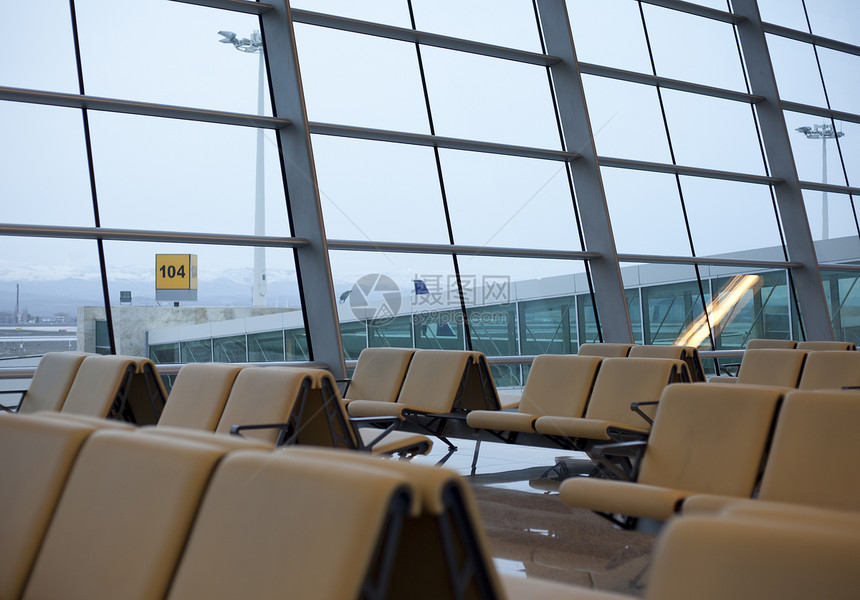 在机场有座位的候诊室地面旅行运输飞机旅游休息室车站民众行李休息图片