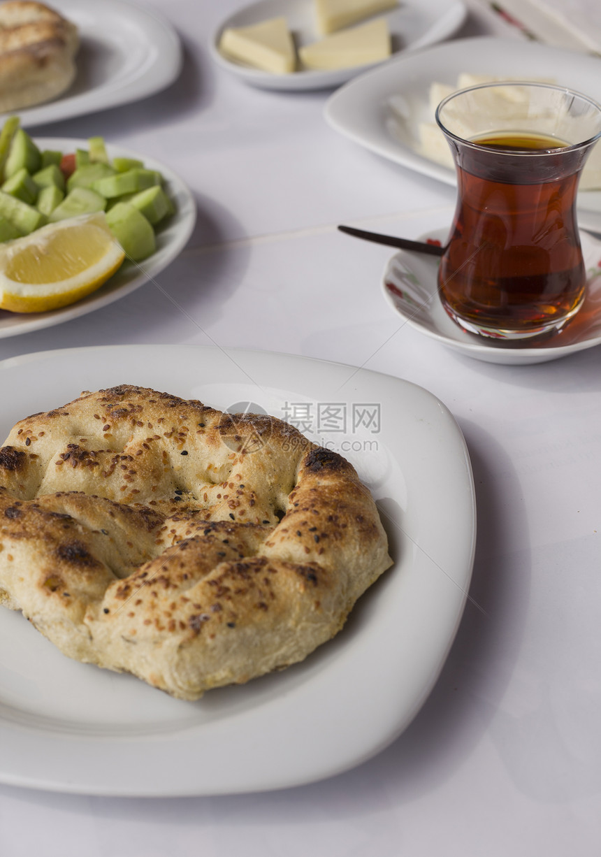 紧贴经典的土耳其式早餐食品餐盘盘子桌子黄瓜香料食物美食营养餐厅小吃图片