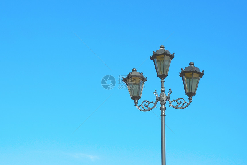 街道双灯金属灯笼辉光天空灯泡灰色蓝色照明路灯灯柱图片