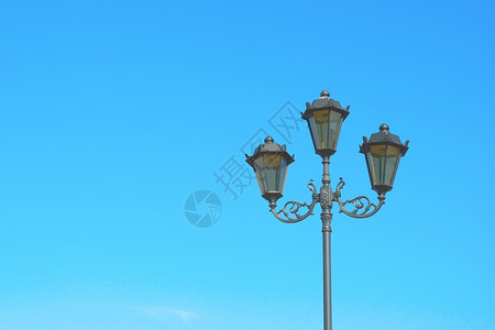 街道双灯金属灯笼辉光天空灯泡灰色蓝色照明路灯灯柱高清图片