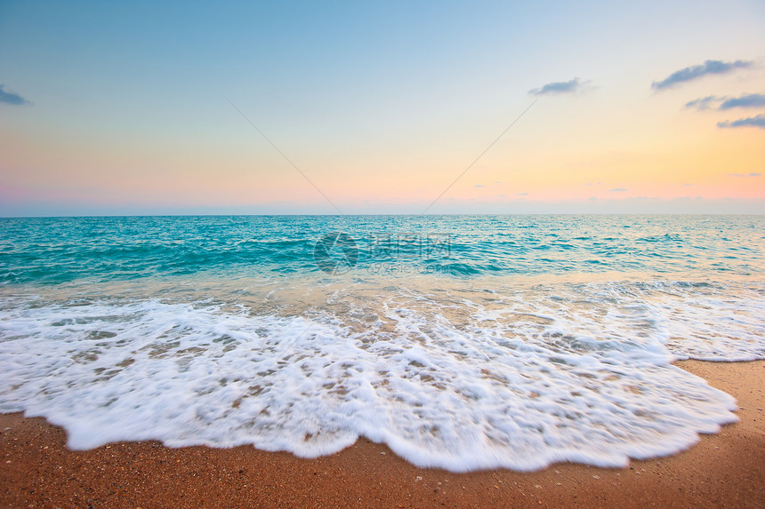 在沙沙滩上喷洒的海泡沫季节冲浪风景游客旅游场景海岸线热带边缘波纹图片
