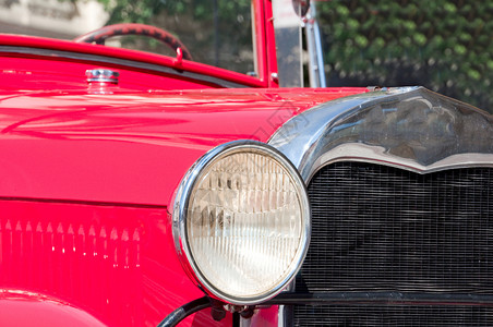 古旧汽车大灯时光玻璃风架散热器车轮金属红色格子背景图片