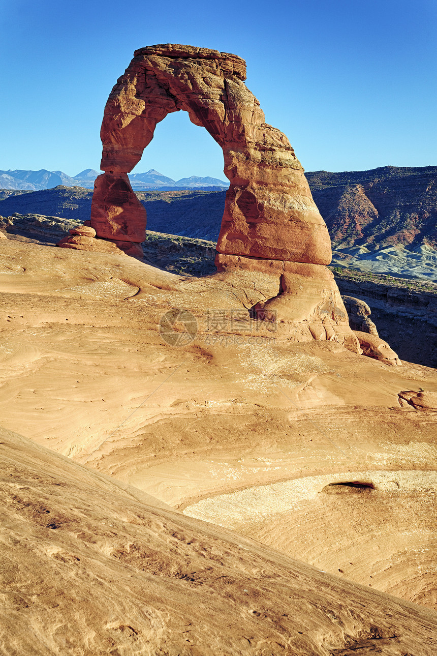 在著名的托端拱门日落地平线旅行岩石橙子风暴旅游沙漠天空首脑国家图片