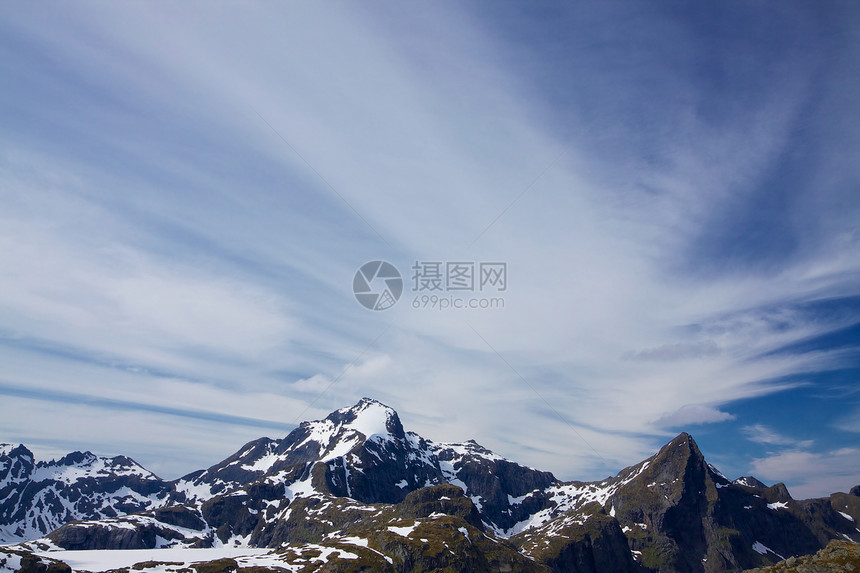 山上云层晴天岩石全景风景蓝色山峰山脉图片