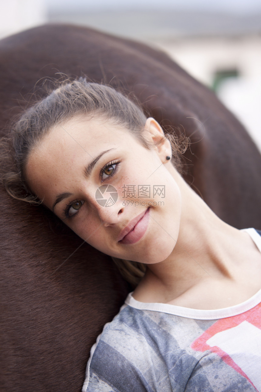 少女靠着她的马青少年骑术棕色女孩宠物农场幸福压痛条纹情怀图片
