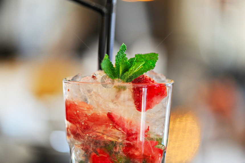 草莓莫希托鸡尾酒派对果汁饮料食物玻璃薄荷反射柠檬稻草液体图片
