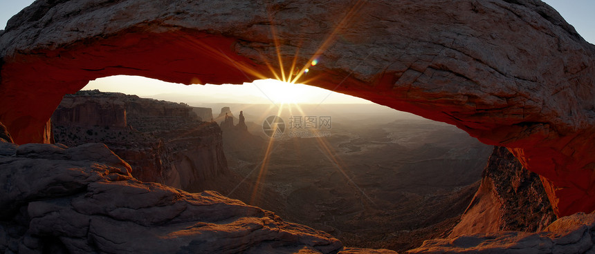 Mesa Arch 日出时的全天观图片