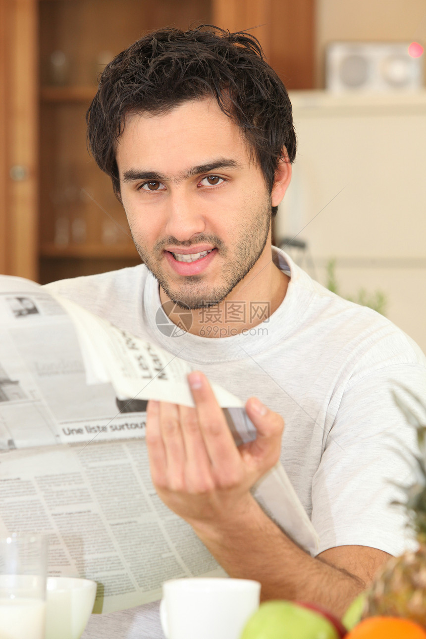 男人阅读日报的人图片