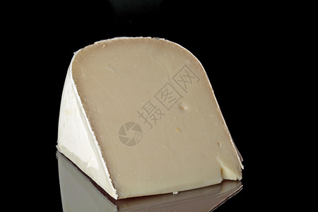 黑背景的荷兰山羊奶酪背景图片