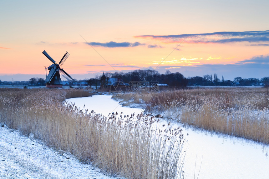 日出冬天的荷兰风车天空农村建筑学文化传统戏剧性风景旅行农田农家图片