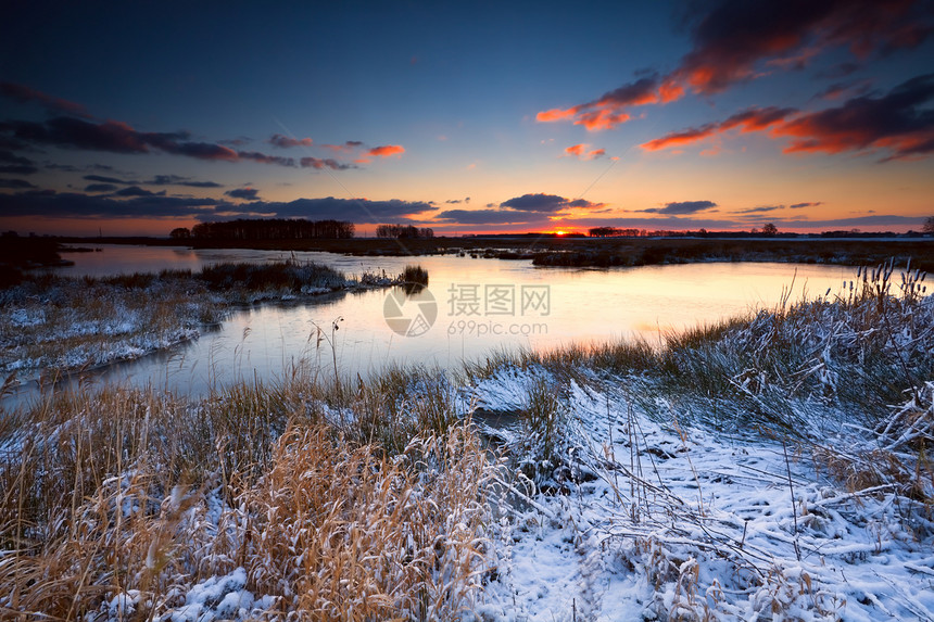冬天在河上日出荒野季节农村风景地平线光束戏剧性天空橙子日落图片
