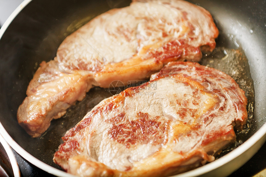 煎锅里牛肉牛排食物鱼片牛扒英语牛肉厨房美味巡回生物平底锅图片