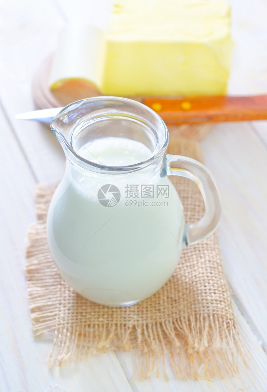 奶罐中的牛奶黄油奶制品乳白色木材奶油饮料木头工作室玻璃茶点图片