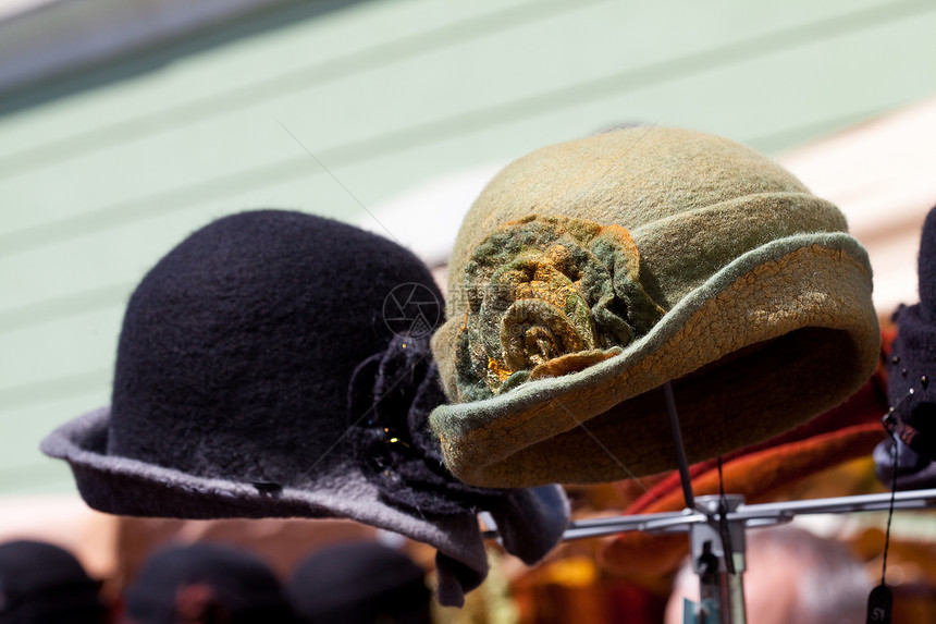 集市的彩色帽子商业优雅羊毛销售红色市场展示商品旅行手工图片