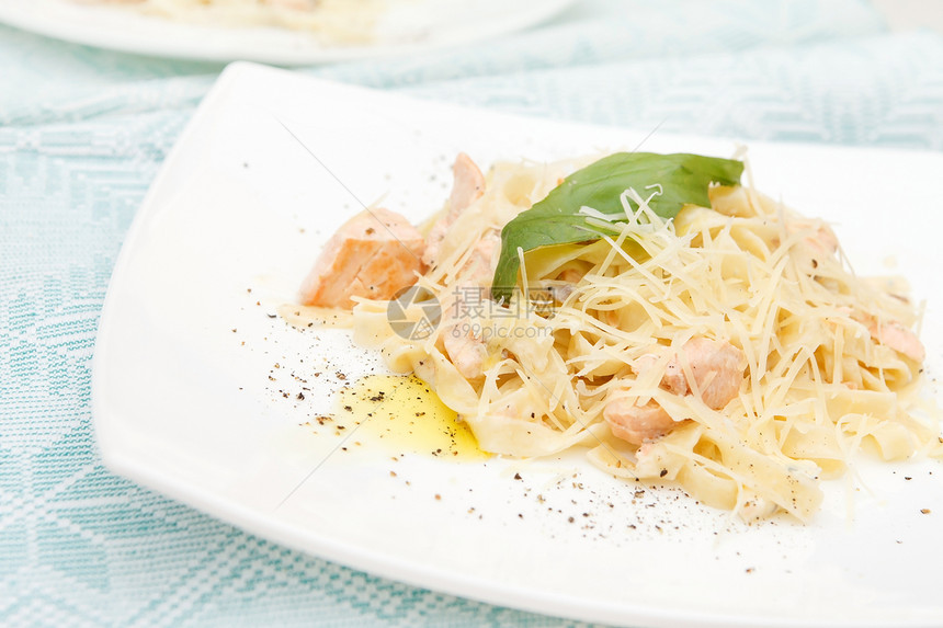 美味的意大利面加鲑鱼熏制食物盘子海鲜美食面条午餐蔬菜奶油餐厅图片