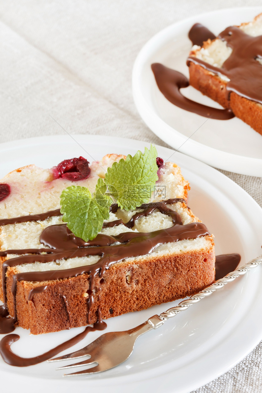 巧克力和樱桃蛋糕小吃薄荷棕色浆果甜点磨砂奶油食物盘子蛋糕图片