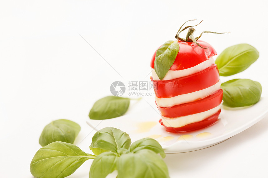 番茄和莫扎里切片 配有叶红色营养饮食美食蔬菜水果小吃沙拉圆形食物图片