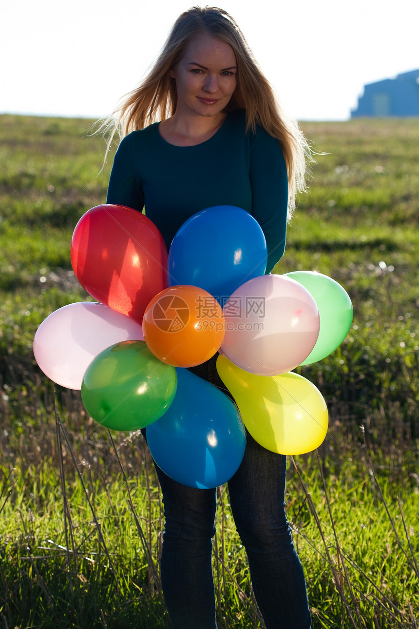美丽的年轻女士 带着气球进入田地对抗S草地太阳青少年头发背光天空蓝色场景女性团体图片