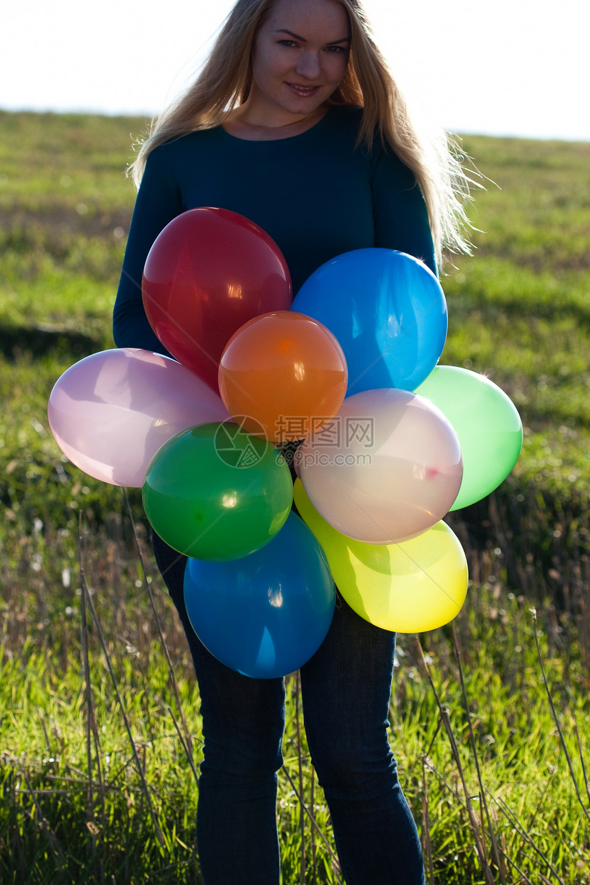 美丽的年轻女士 带着气球进入田地对抗S蓝色阳光微笑快乐闲暇青少年乐趣团队场景太阳图片